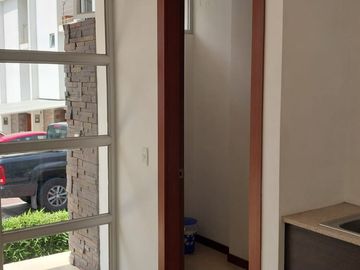 VENTA CASA EN MIRASIERRA, BAJO DE PRECIO VALLE DE LOS CHILLOS CERCA A CC. SAN LUIS, ESPE
