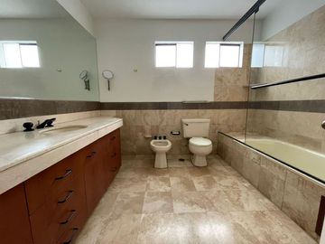AMPLIO Y BIEN UBICADO DÚPLEX EN SURCO NUEVO