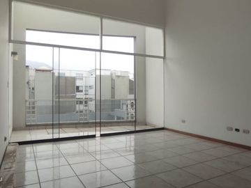 AMPLIO Y BIEN UBICADO DÚPLEX EN SURCO NUEVO