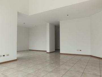 AMPLIO Y BIEN UBICADO DÚPLEX EN SURCO NUEVO