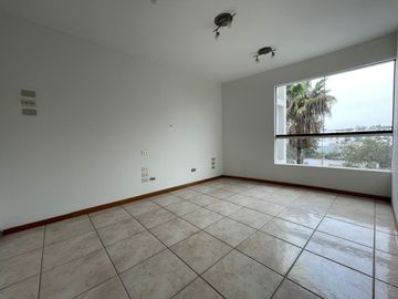 AMPLIO Y BIEN UBICADO DÚPLEX EN SURCO NUEVO