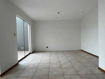 AMPLIO Y BIEN UBICADO DÚPLEX EN SURCO NUEVO