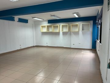 Local comercial con vista a la calle, en avenida principal en plena zona comercial de Chorrillos