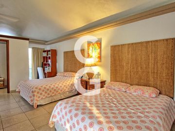 Casa en Venta en Cancun en Residencial Isla Dorada con Jardín Privado