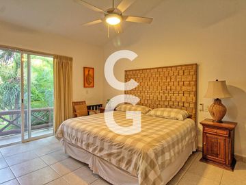 Casa en Venta en Cancun en Residencial Isla Dorada con Jardín Privado