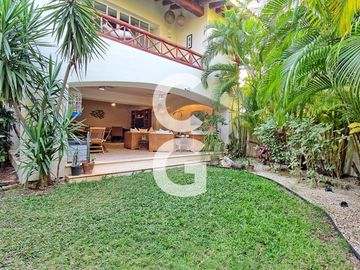 Casa en Venta en Cancun en Residencial Isla Dorada con Jardín Privado