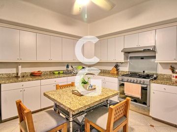 Casa en Venta en Cancun en Residencial Isla Dorada con Jardín Privado