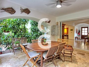 Casa en Venta en Cancun en Residencial Isla Dorada con Jardín Privado