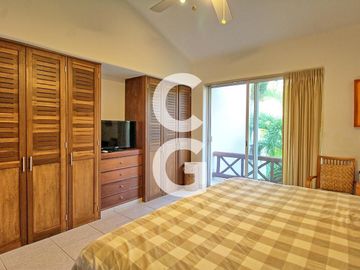 Casa en Venta en Cancun en Residencial Isla Dorada con Jardín Privado