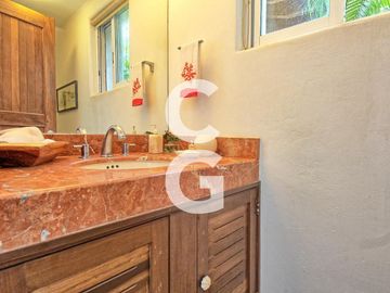 Casa en Venta en Cancun en Residencial Isla Dorada con Jardín Privado