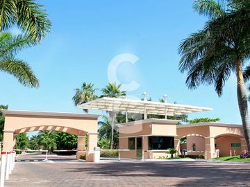 Casa en Venta en Cancun en Residencial Isla Dorada con Jardín Privado