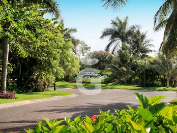 Casa en Venta en Cancun en Residencial Isla Dorada con Jardín Privado