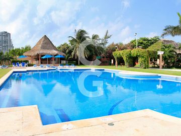 Casa en Venta en Cancun en Residencial Isla Dorada con Jardín Privado