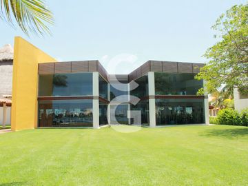 Casa en Venta en Cancun en Residencial Isla Dorada con Jardín Privado