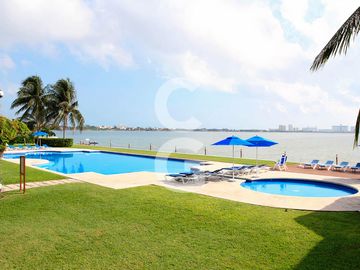 Casa en Venta en Cancun en Residencial Isla Dorada con Jardín Privado