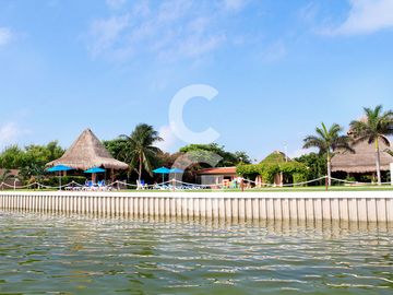 Casa en Venta en Cancun en Residencial Isla Dorada con Jardín Privado