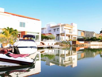 Casa en Venta en Cancun en Residencial Isla Dorada con Jardín Privado