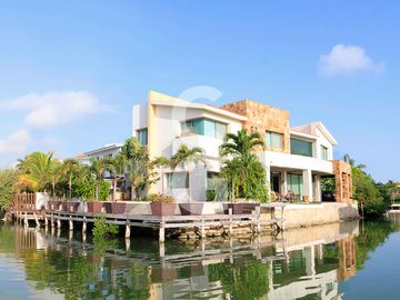 Casa en Venta en Cancun en Residencial Isla Dorada con Jardín Privado