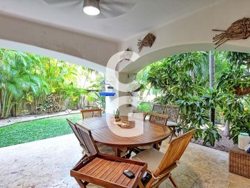 Casa en Venta en Cancun en Residencial Isla Dorada con Jardín Privado