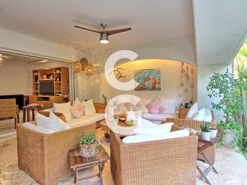 Casa en Venta en Cancun en Residencial Isla Dorada con Jardín Privado
