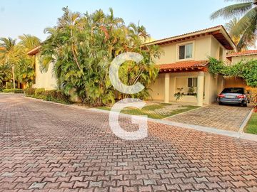 Casa en Venta en Cancun en Residencial Isla Dorada con Jardín Privado