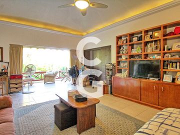 Casa en Venta en Cancun en Residencial Isla Dorada con Jardín Privado