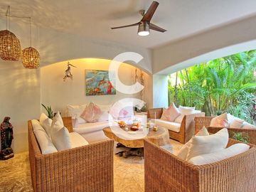 Casa en Venta en Cancun en Residencial Isla Dorada con Jardín Privado