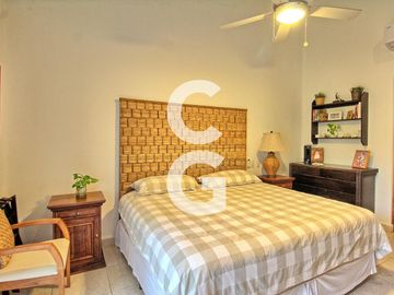 Casa en Venta en Cancun en Residencial Isla Dorada con Jardín Privado
