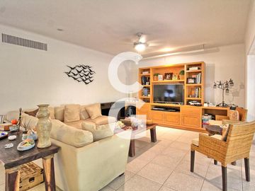 Casa en Venta en Cancun en Residencial Isla Dorada con Jardín Privado