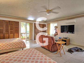 Casa en Venta en Cancun en Residencial Isla Dorada con Jardín Privado