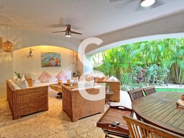 Casa en Venta en Cancun en Residencial Isla Dorada con Jardín Privado