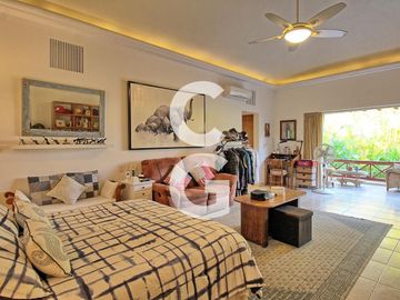 Casa en Venta en Cancun en Residencial Isla Dorada con Jardín Privado