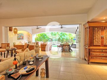 Casa en Venta en Cancun en Residencial Isla Dorada con Jardín Privado