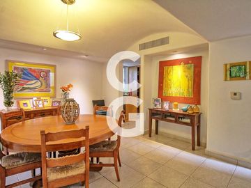 Casa en Venta en Cancun en Residencial Isla Dorada con Jardín Privado