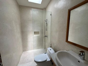 Villa dijual - brand new modeen villa di seminyak dekat pantai