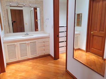 RESIDENCIA EXCLUSIVA EN LA PLANICIE – ELEGANCIA, CONFORT Y NATURALEZA