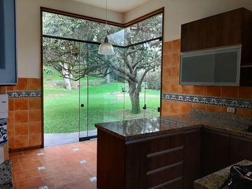 RESIDENCIA EXCLUSIVA EN LA PLANICIE – ELEGANCIA, CONFORT Y NATURALEZA