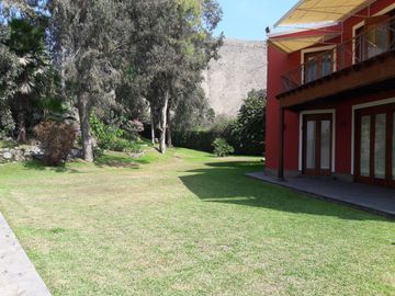 RESIDENCIA EXCLUSIVA EN LA PLANICIE – ELEGANCIA, CONFORT Y NATURALEZA