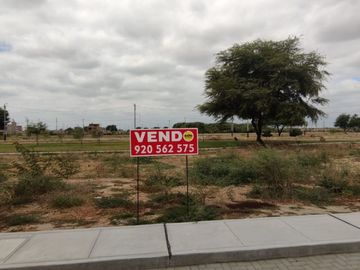 VENDO LINDO TERRENO EN LA ENTRADA DE  LA RESIDENCIAL LAS ACACIAS DE MIRAFLORES
