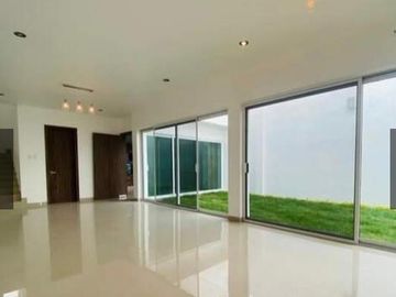 CASA EN VENTA EN VILLA MAGNA CON INCREÍBLE TERRAZA