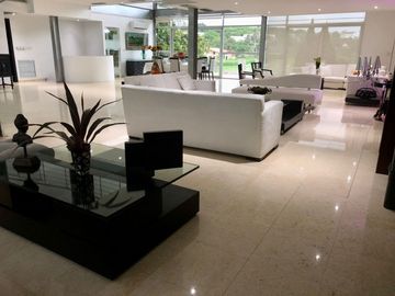 Casa de lujo en venta en Club lagos de caujaral. Vista al lago y campos de golf. Barranquilla