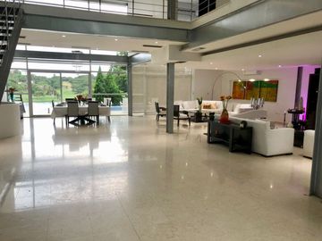 Casa de lujo en venta en Club lagos de caujaral. Vista al lago y campos de golf. Barranquilla