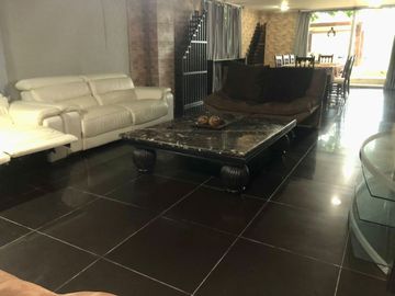 Casa de lujo en venta en Club lagos de caujaral. Vista al lago y campos de golf. Barranquilla