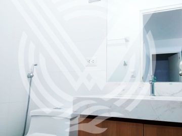 AMPLIO Y MUY BIEN UBICADO! ...SE VENDE DEPARTAMENTO EN PRIMER PISO FRENTE A PARQUE