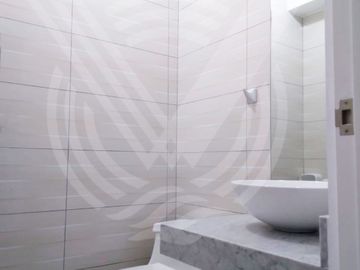 AMPLIO Y MUY BIEN UBICADO! ...SE VENDE DEPARTAMENTO EN PRIMER PISO FRENTE A PARQUE