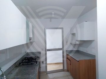 AMPLIO Y MUY BIEN UBICADO! ...SE VENDE DEPARTAMENTO EN PRIMER PISO FRENTE A PARQUE