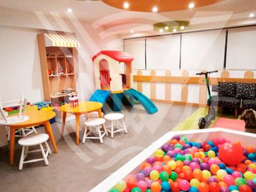 AMPLIO Y MUY BIEN UBICADO! ...SE VENDE DEPARTAMENTO EN PRIMER PISO FRENTE A PARQUE