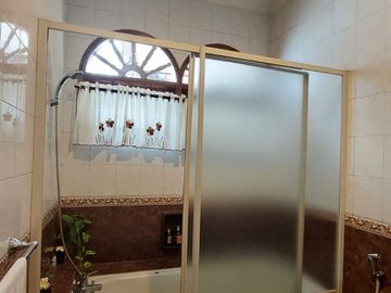 DISEWAKAN RUMAH (Siap Huni/Bisa Untuk Kantor) PINGGIR JALAN LEBAK BULUS JAKARTA SELATAN.