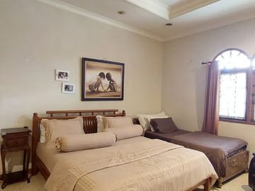 DISEWAKAN RUMAH (Siap Huni/Bisa Untuk Kantor) PINGGIR JALAN LEBAK BULUS JAKARTA SELATAN.