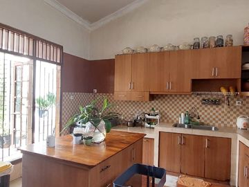 DISEWAKAN RUMAH (Siap Huni/Bisa Untuk Kantor) PINGGIR JALAN LEBAK BULUS JAKARTA SELATAN.